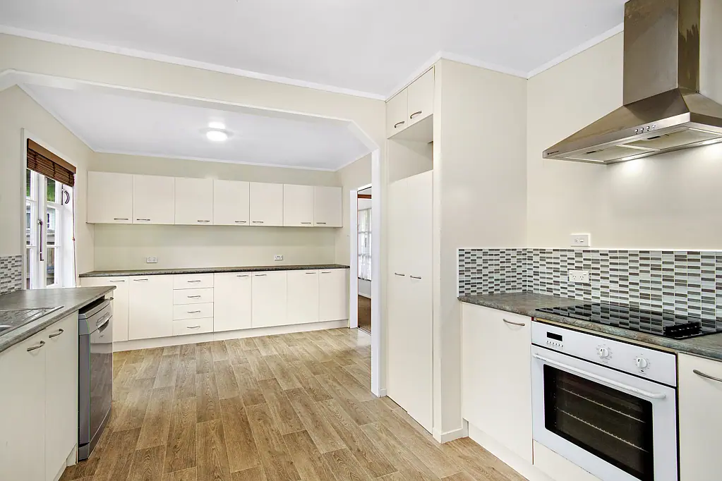 Wainuiomata 3房  Sunny Grove Surprise-Size and Potential