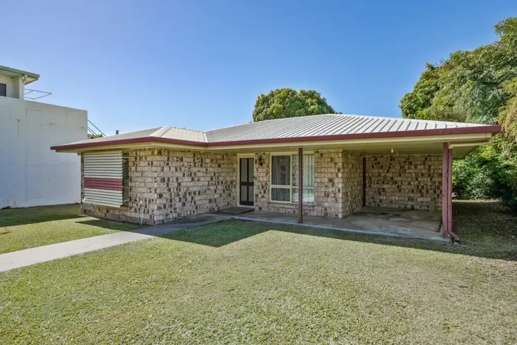 TIDY 2 BEDROOM FLAT LOCATED IN GLADSTONE CBD