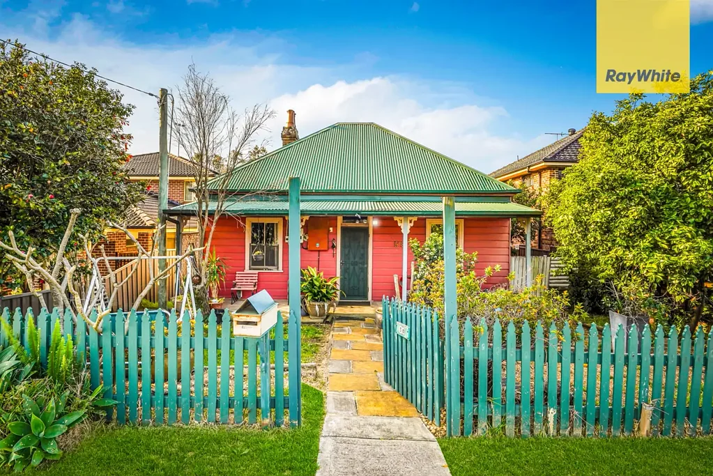 CHARMING CITY-FRINGE COTTAGE WITH DUAL STREET FRONTAGE