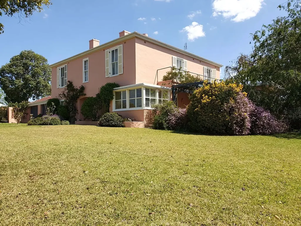IN A CLASS
AND LOCATION OF ITS OWN! SPACIOUS FAMILY HOME.