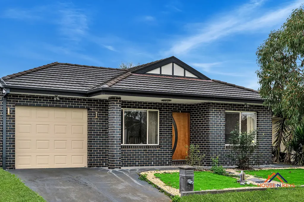 Cranbourne East 3房 Hunt Club Estate宝地 宽敞三卧 开放厨餐区 低维后院 公校近便 全家理想居所 Fantastic Location!!!
