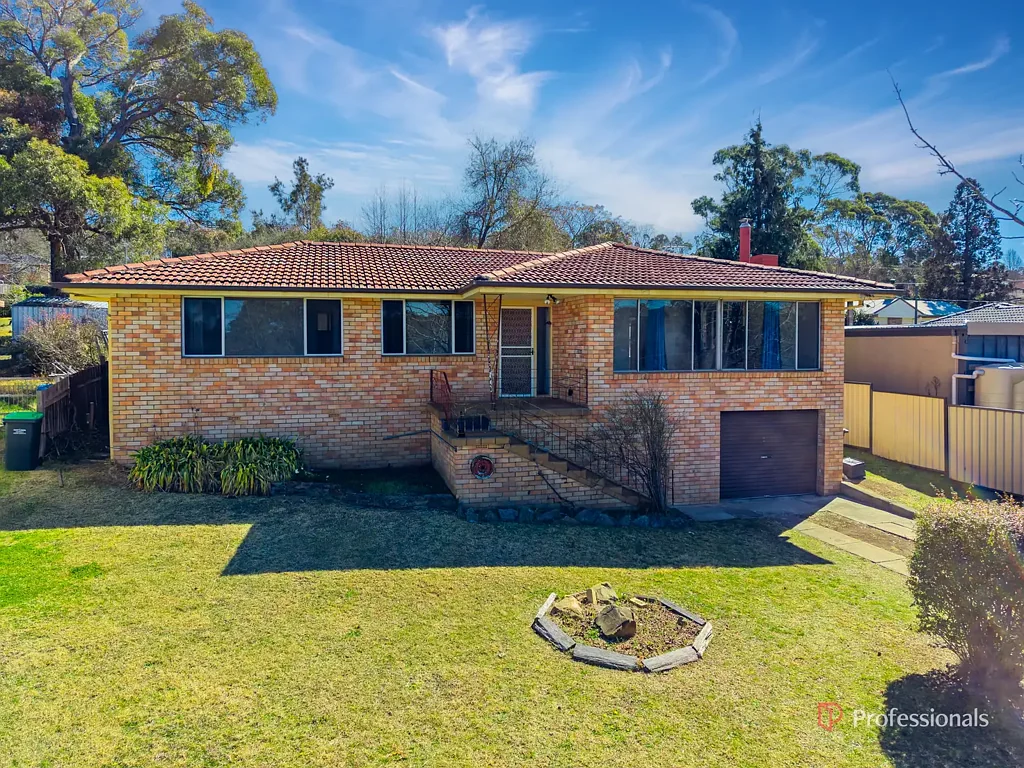 Armidale 3Moenga Solid Brick Family Home in Sought After North Hill