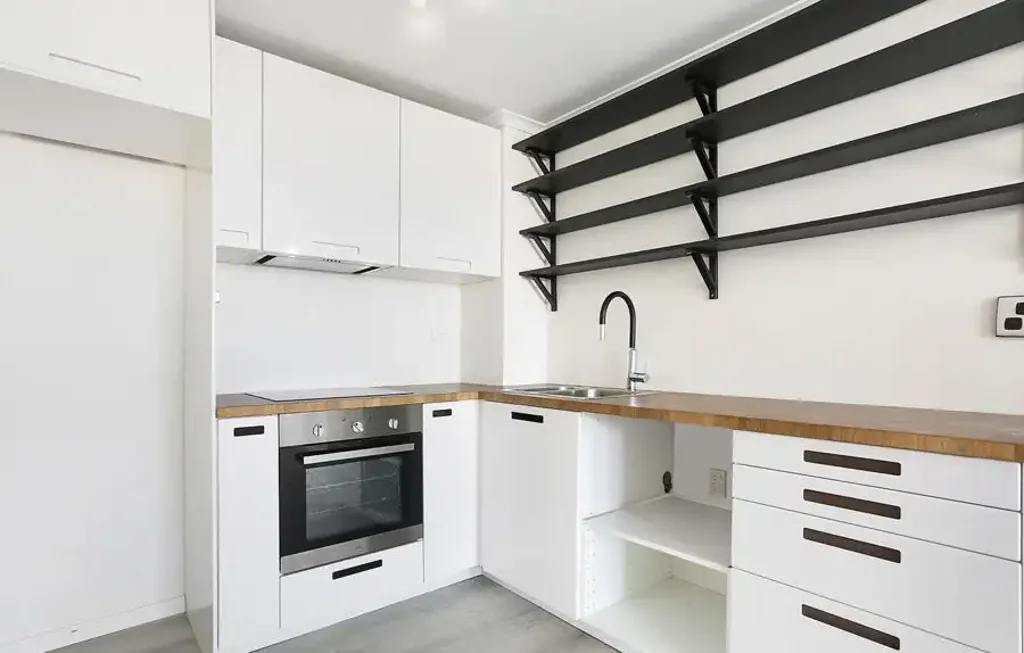 Bright North-West Facing 2-Bedroom Apartment with Parking in the Heart of Sydney CBD