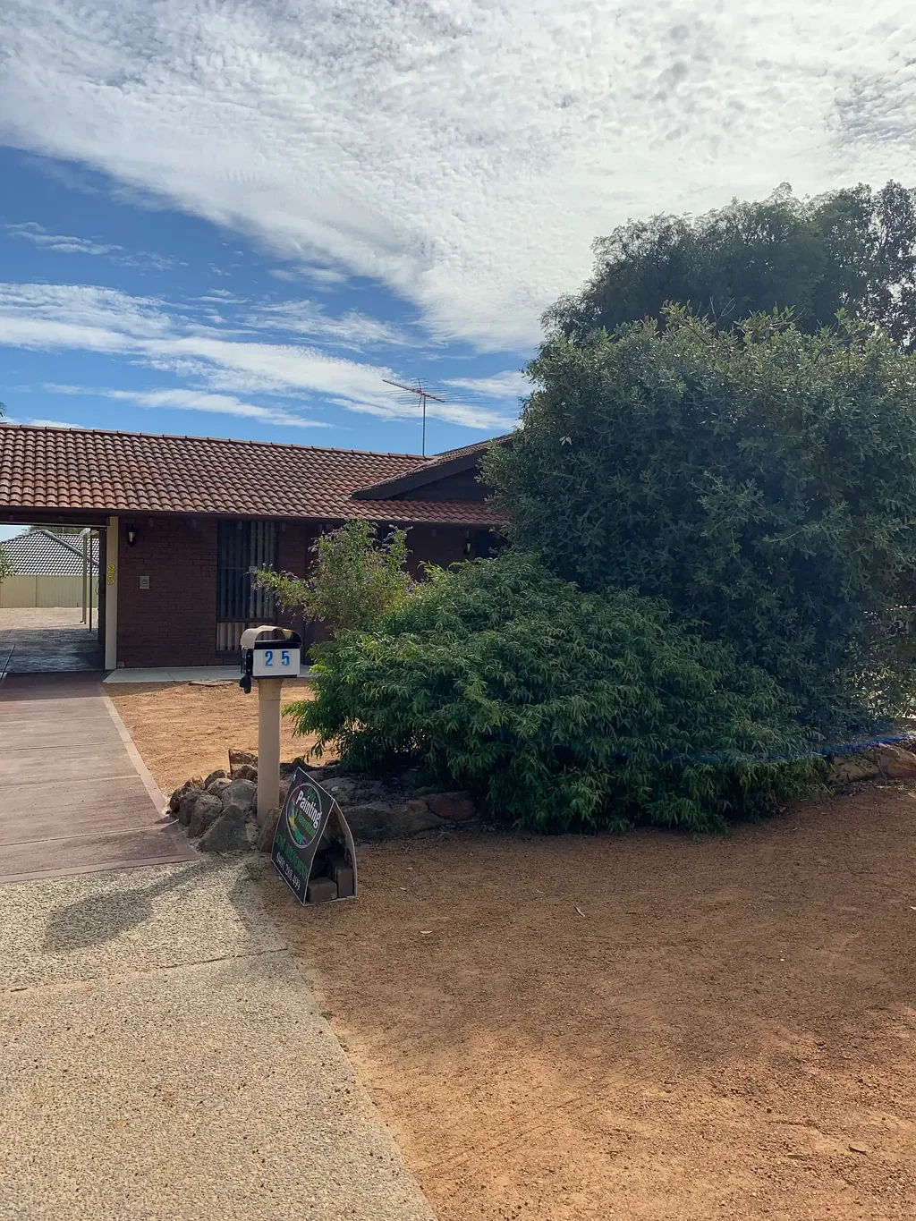 BEAUTIFUL HOME WITH ROOM TO MOVE & DRIVE THROUGH ACCESS