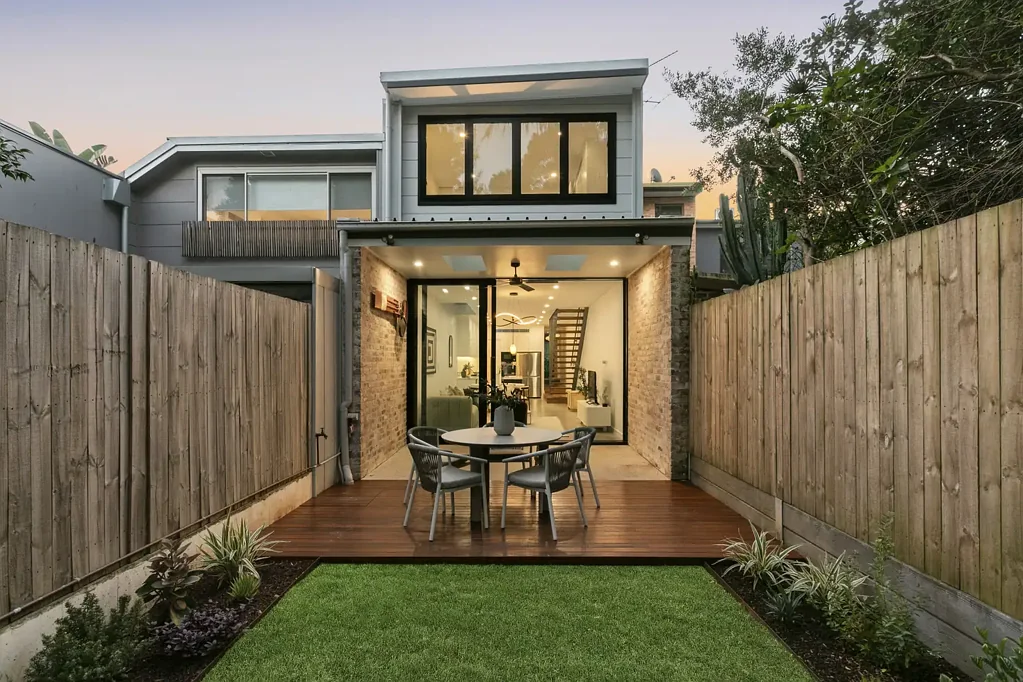 Erskineville 3房 维多利亚风格重塑 光线空间互动 石材木材钢材 Calacatta石英厨房 Asko家电 舒适起居花园 露台借景环绕 Shadow House, a reimagined Victorian cottage