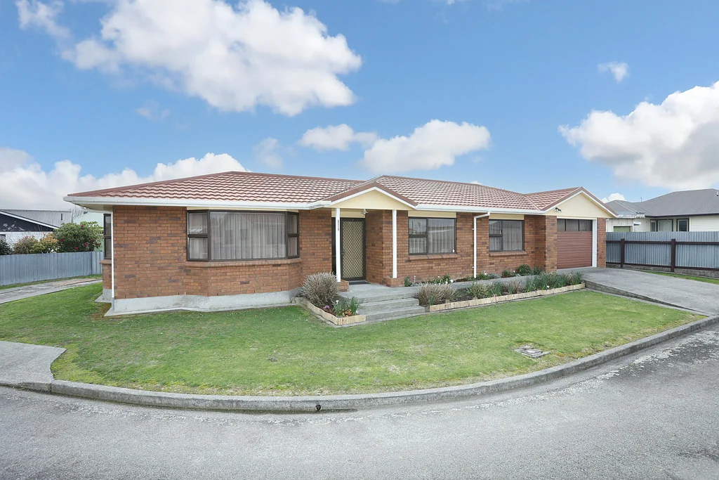 Feilding 2 Bedroom BRICK AND TILE WILL MAKE YOU SMILE