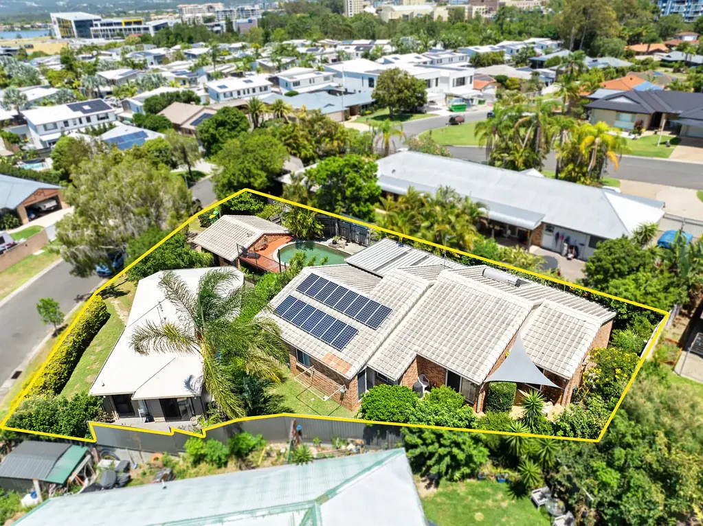 Burleigh Waters 6 Bedroom ONE ADDRESS. TWO HOMES. ENDLESS POSSIBILITIES