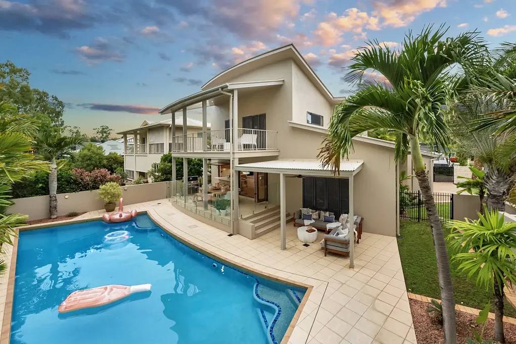 Douglas 4Habitaciones Architectural Elegance with Family Versatility in Leafy Douglas on the River.