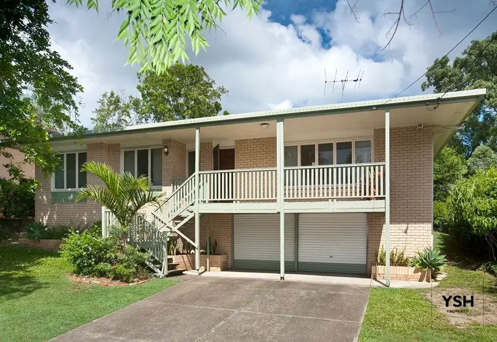 Spacious Family Home in Peaceful Fig Tree Pocket Location