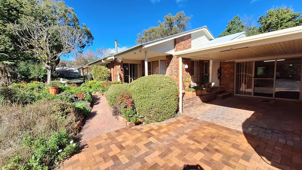 Stanthorpe 4Moenga Brick Home - Edge of Town on an Acre and a Half
