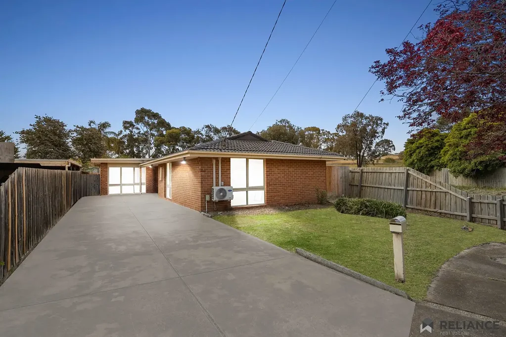 Melton South 4房 宽敞653m²地块 四卧带套间 步行多校车站 毗邻公园 舒适多区起居 Affordable Family Living in a Prime Melton South Location