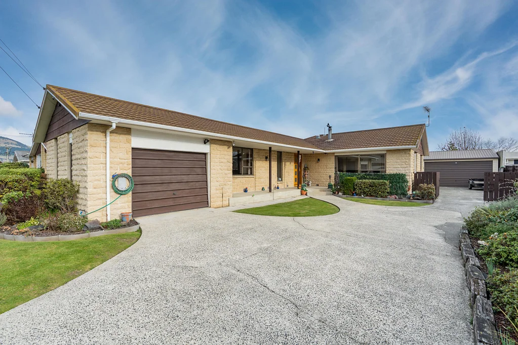 Mosgiel 3房  Sun-soaked family living with generous garaging
