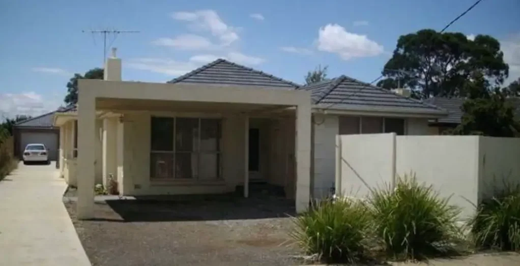 SPACIOUS UNIT/HOUSE LOCATED CLOSE TO SCHOOLS AND PUBLIC TRANSPORT