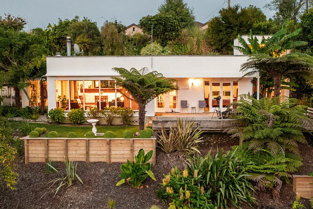 Ruby Bay 3房  Art deco gem with stunning sea views