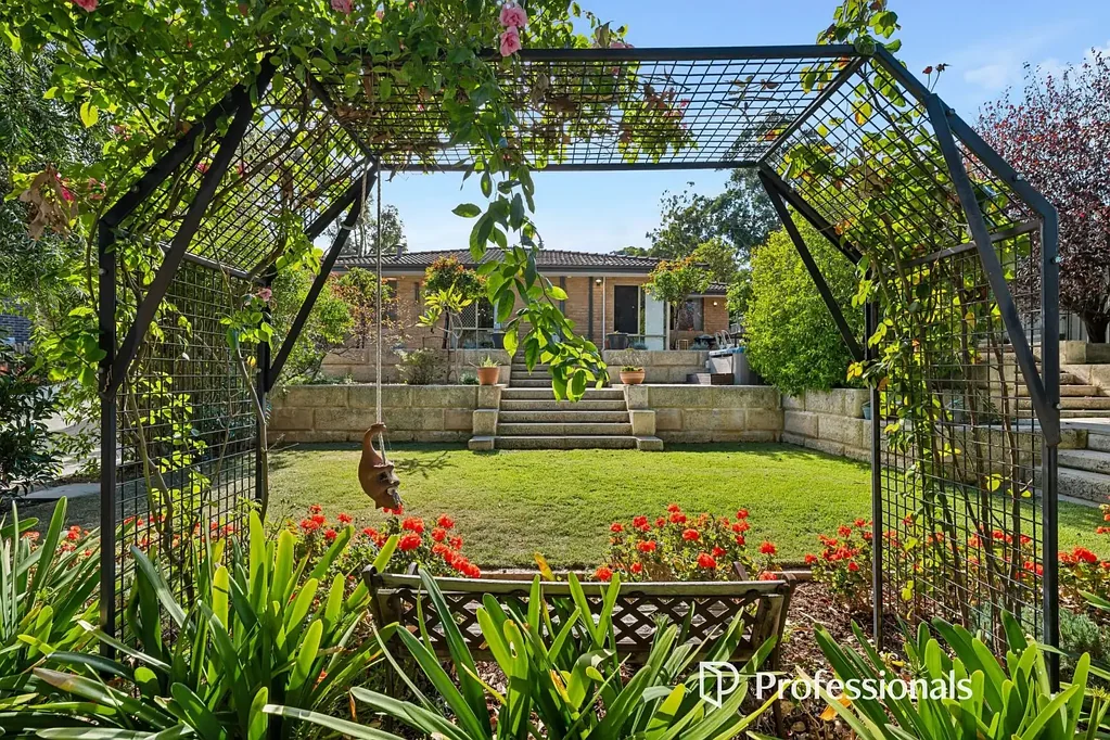 Lesmurdie 4房  Hills Family Home - Held Tight, Updated Right