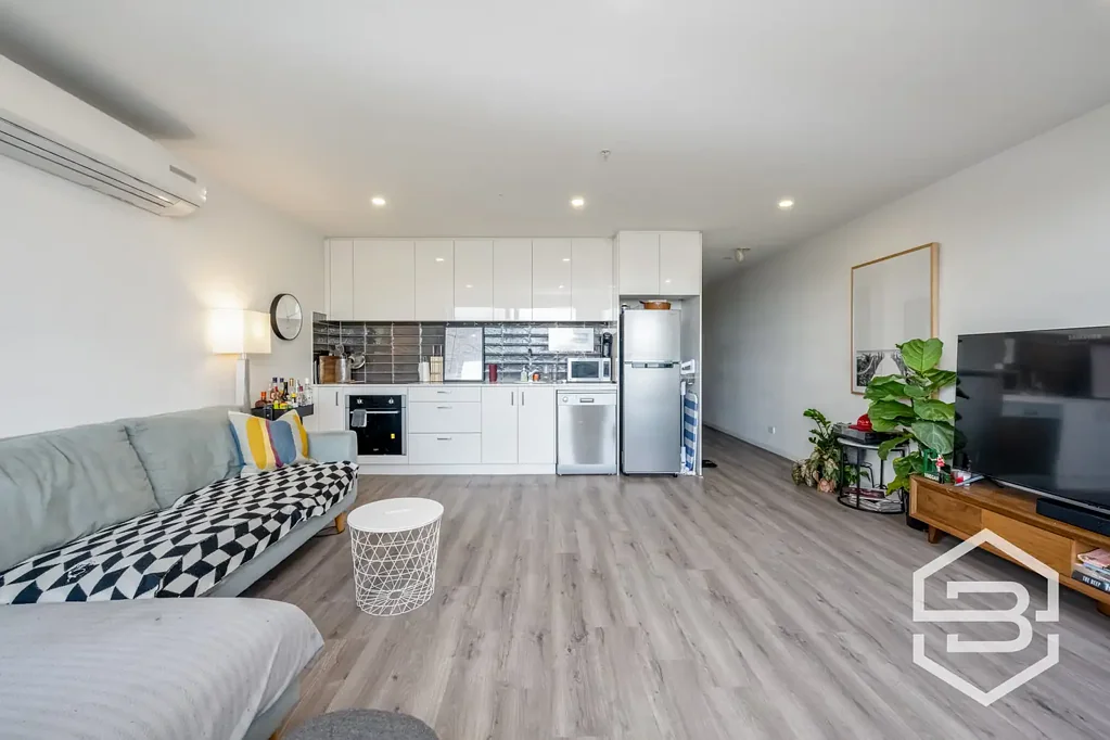 SECURE & SOPHISTICATED IN A CITY-EDGE PARKLAND POCKET