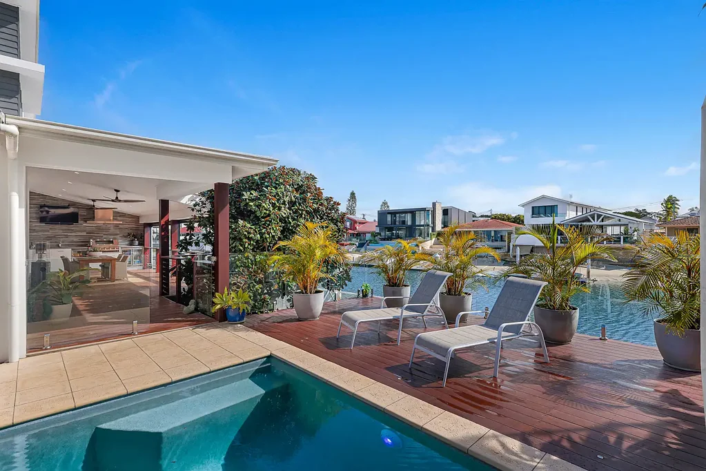 Surfers Paradise 5 Bedroom Isle of Capri - Stylish Waterfront Residence