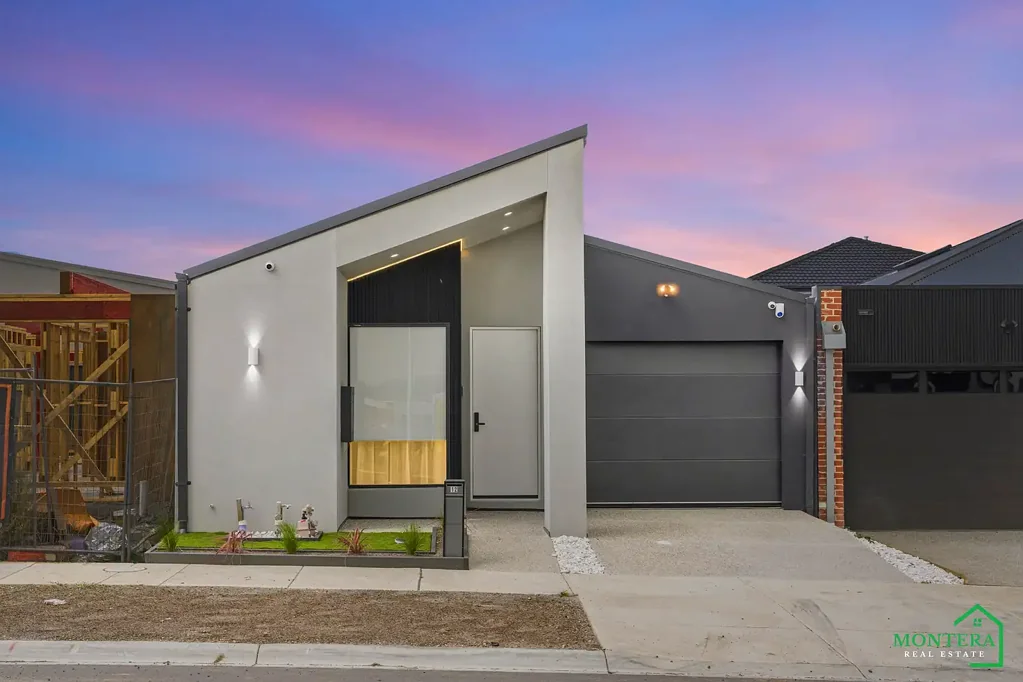 Craigieburn 3房 中心地段便捷  紧邻Senol Mall  光线充足起居  高天花板空间  优质电器厨房  三卧宽敞舒适  主卧私用套间  受捧区域便利  学校公园近邻  繁荣社区宜居 A Fantastic Opportunity in a Sought-After Craigieburn Setting