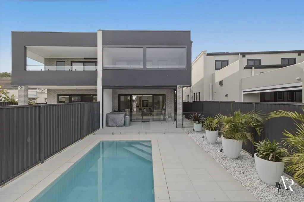 Revesby Heights 3غرفة نوم Contemporary Designer Duplex with Poolside Entertaining and Premium Finishes