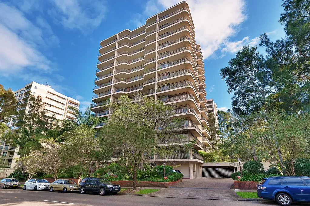 LIGHT-FILLED LIVING WITH EXPANSIVE LEAFY VIEWS