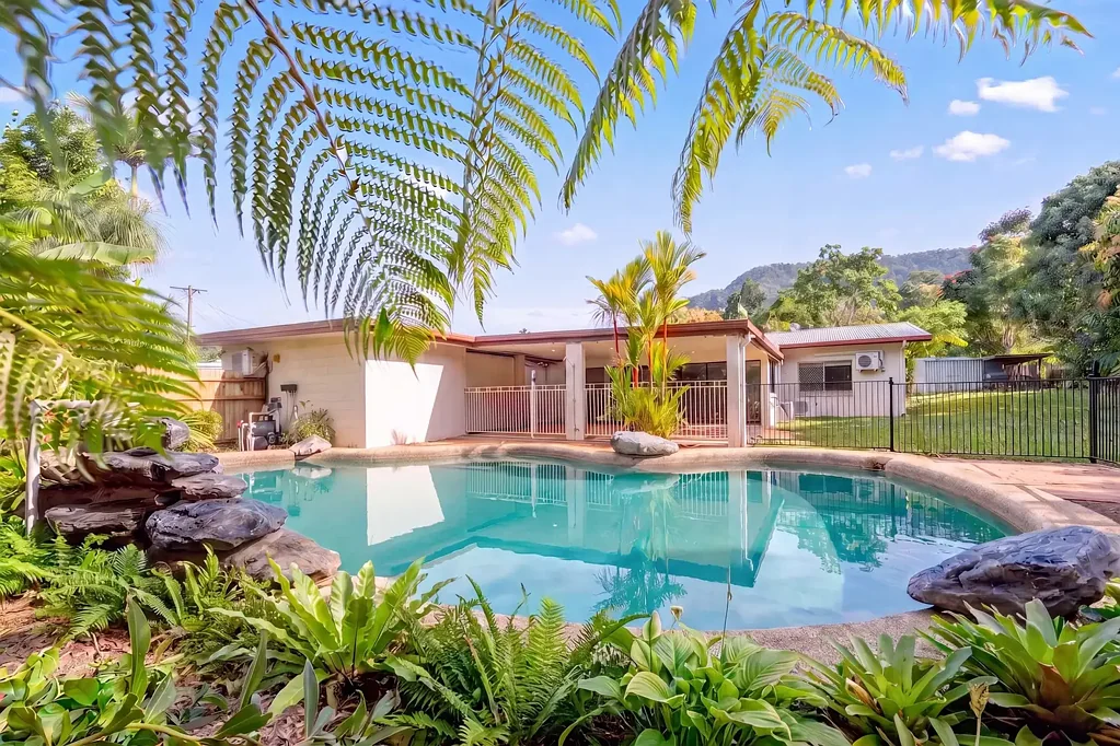 SPACIOUS FAMILY HOME WITH A POOL,  IN SOUGHT AFTER BAYVIEW HEIGHTS!