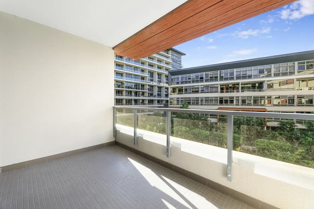 Spacious One Bedroom Apartment With Study In The Heart Of Waterloo