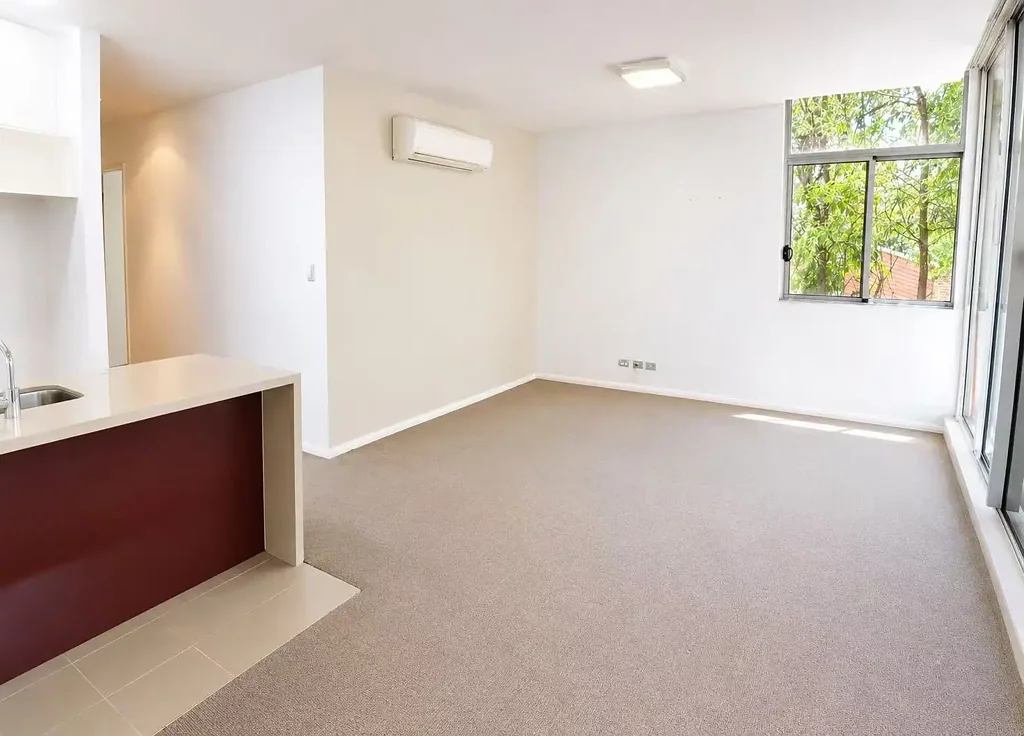 Modern 2-Bedroom, 2-Bathroom Apartment with large courtyard in Gordon!