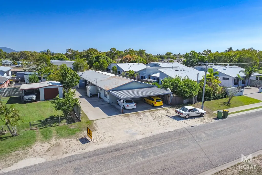 TWO BEDROOM FULLY AIRCONDITIONED UNIT MINUTES FROM THE BEACH!!