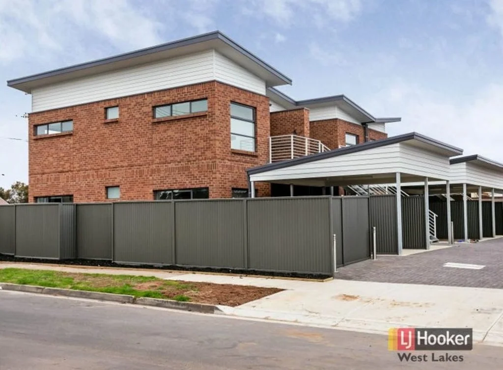 Lockup-and-Leave Modern Townhouse!
