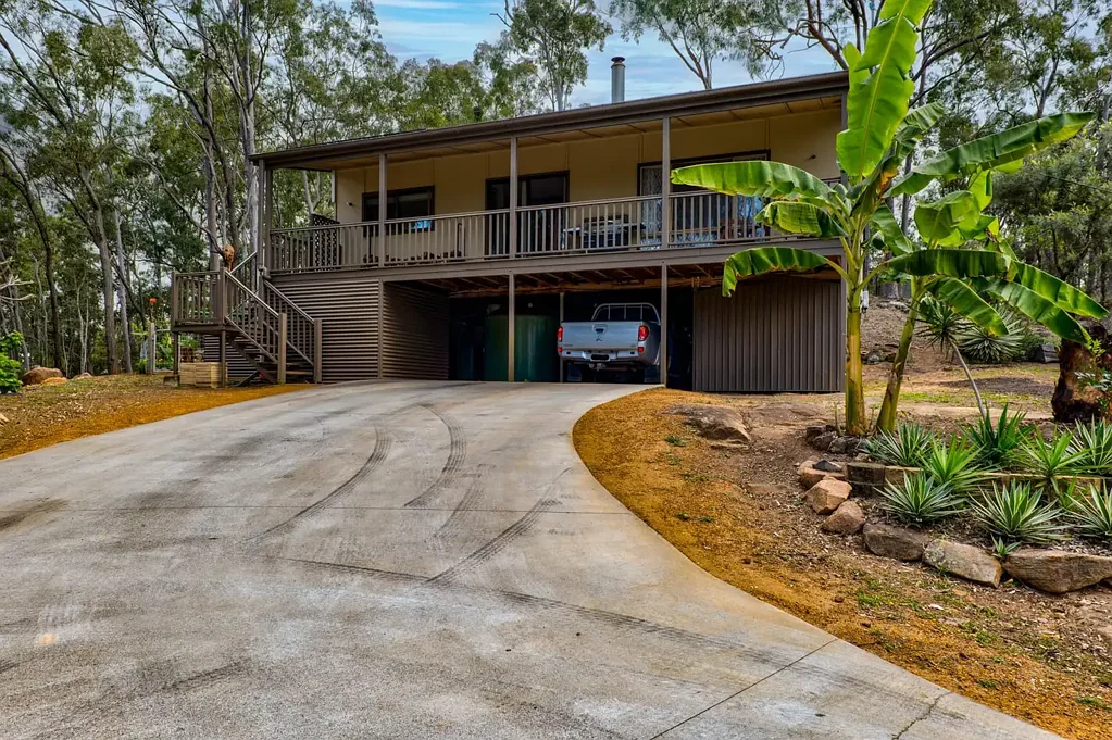 Esk 3침실 5 Acres with potential dual living!