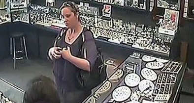 珠宝店抢劫 女贼边跑边大喊“谢谢”