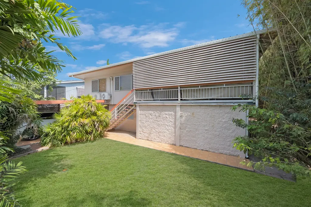 Kirwan 3ਬੈੱਡਰੂਮ Start with the essentials - pool, deck, location - perfect for your renovation