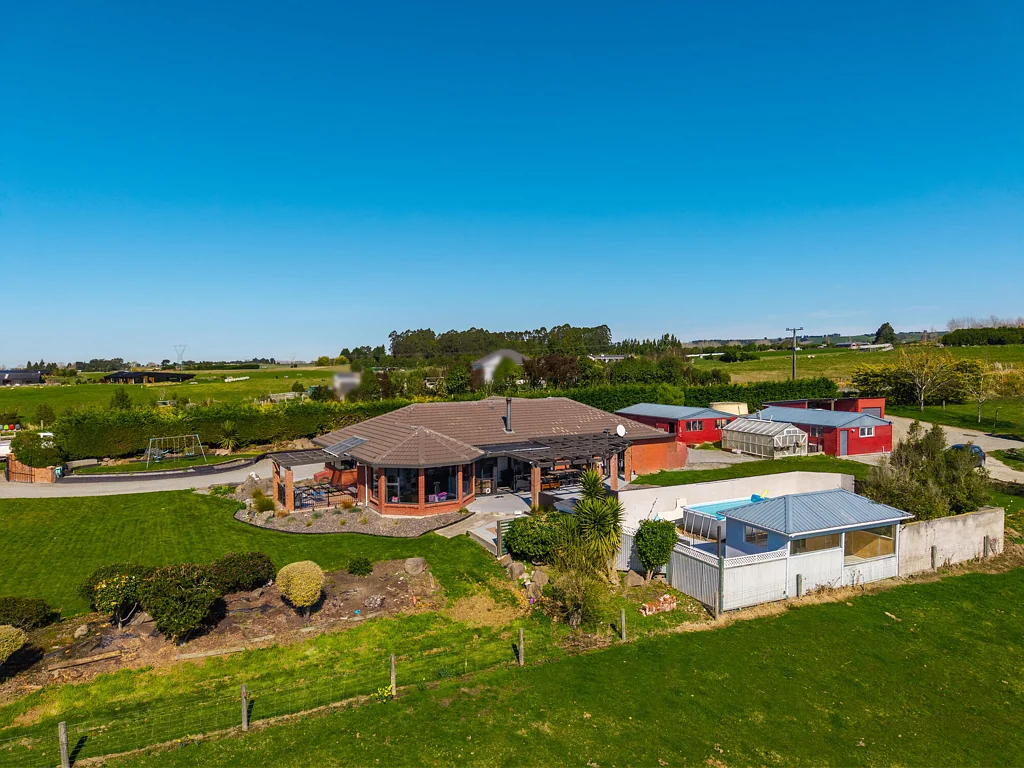 Hadlow Lifestyle Living on Sought After Hadlow Road - 2ha