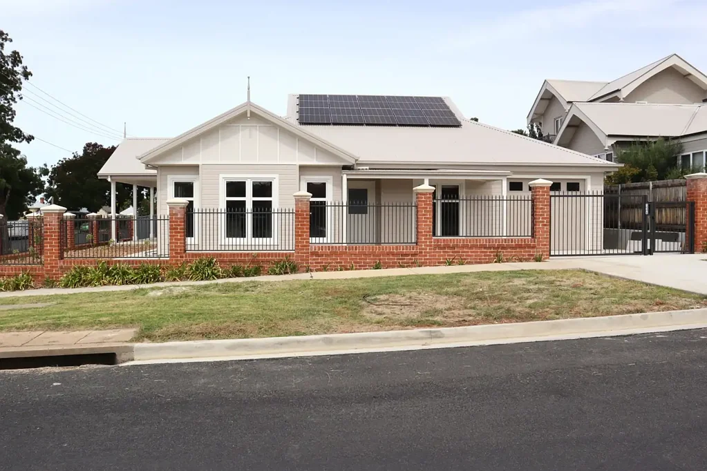 MODERN HAMPTON INSPIRED LIVING WITH PREMIUM ENERGY EFFICIENCY