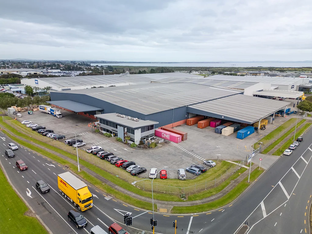 Wiri Large-scale logistics with drive-through access