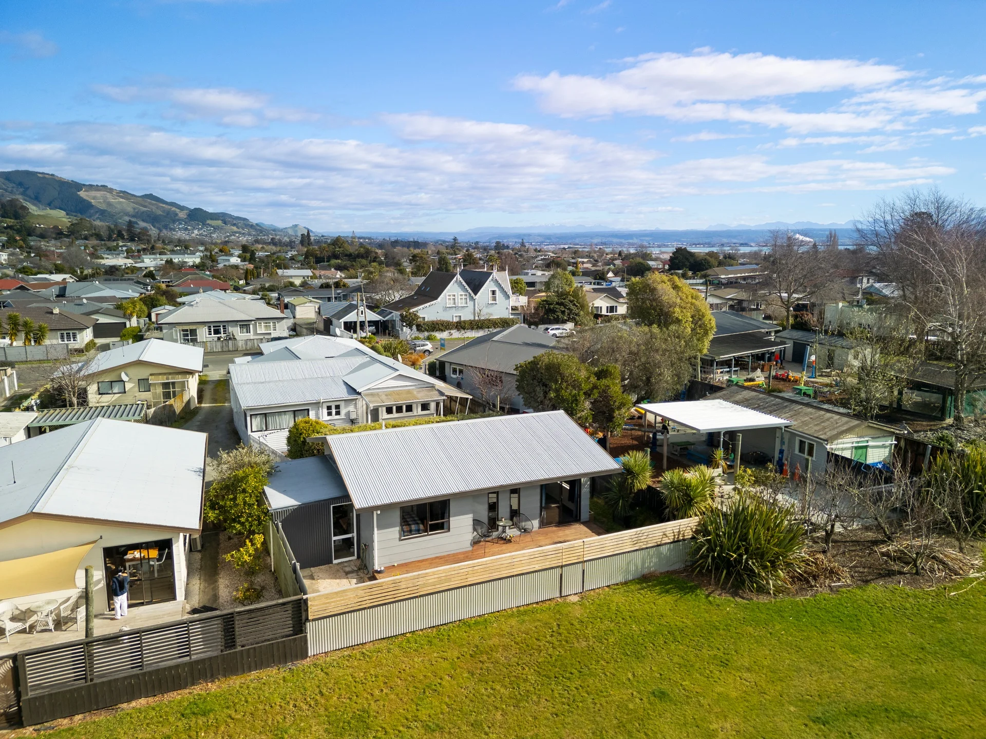 Stoke 2房  PARKSIDE PRIVACY - THIS ONE'S A GEM!