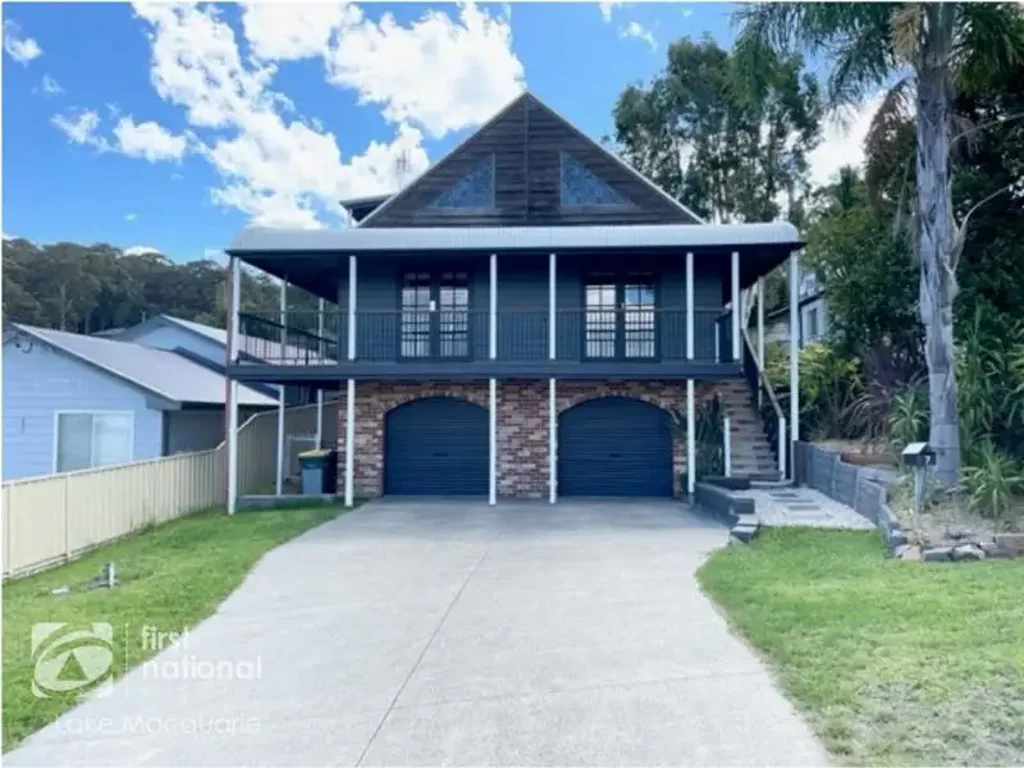 FANTASTIC 3 BEDROOM HOUSE WITH LAKE VIEWS