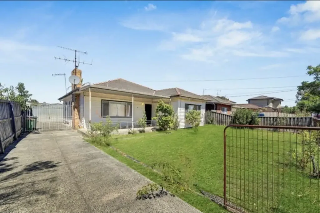 Broadmeadows 4房 宽敞696m²地块 独立后部小屋 多种居住选择 街道外停车位 投资开发潜力 便捷交通生活 Dual Income Potential | 696m² Approx. | Prime Investment Opportunity