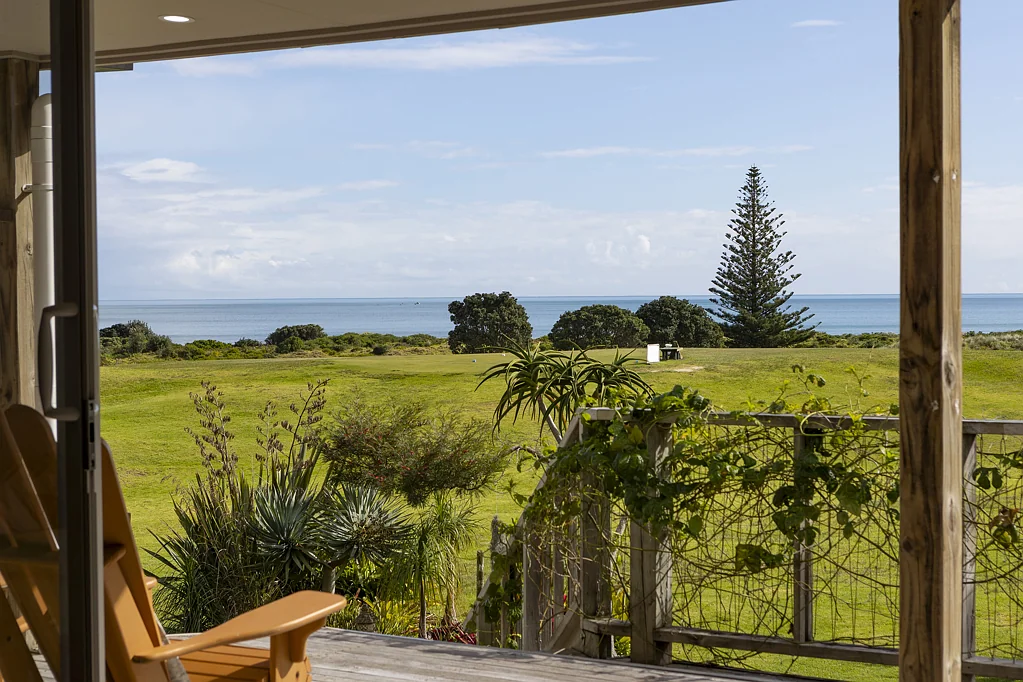 Ahipara 4chambre Coastal Elegance with Sea Views & Golf Course Fron