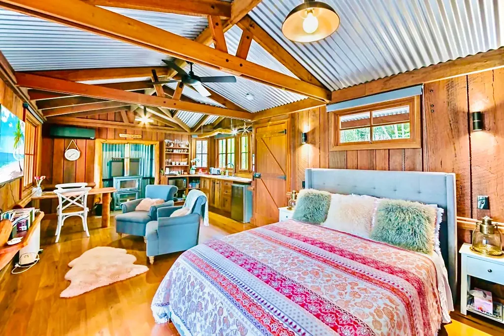 Fully Furnished, Self-Contained Timber Cabin in Montville with Stunning Lake Views
