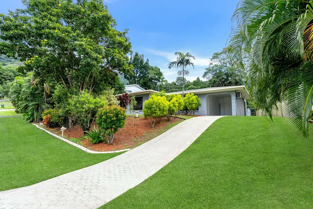 FRESHLY UPDATED HOME OFFERING SPACE, PRIVACY & NO REAR NEIGHBOURS