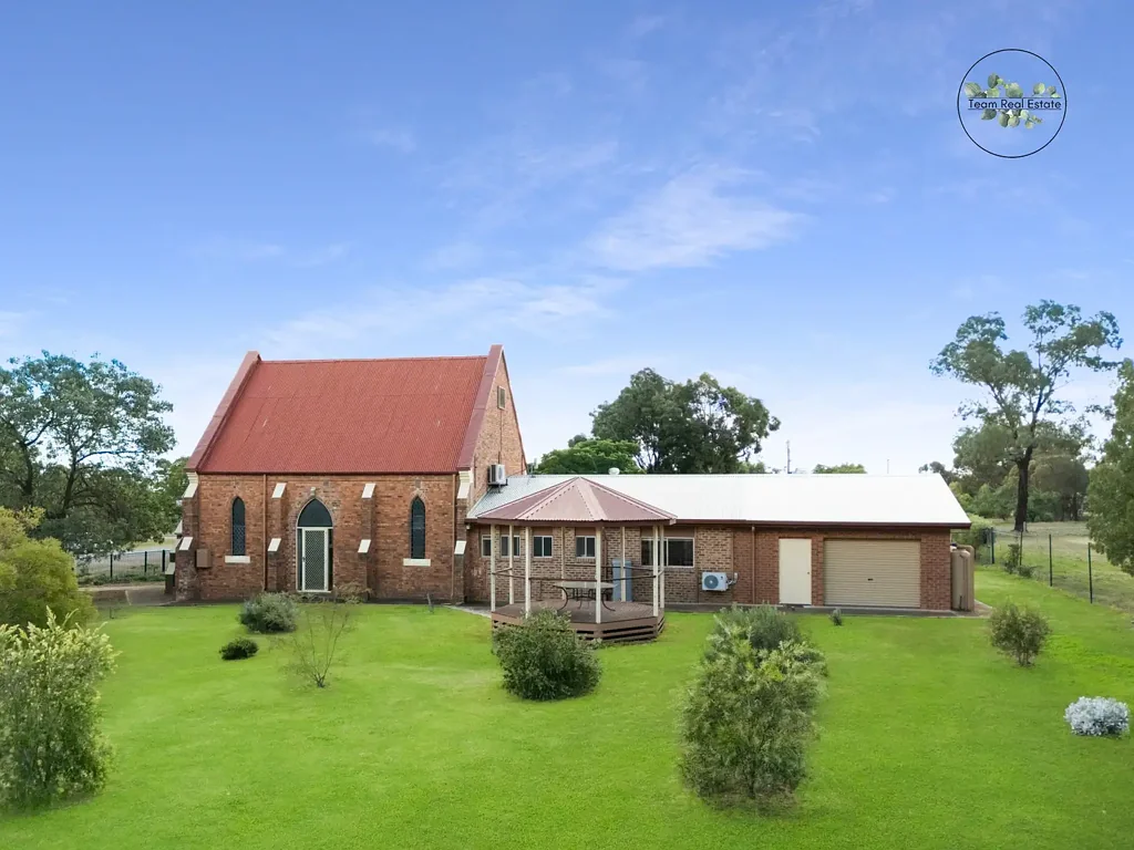 Raywood 4 Slaapkamer Stunning Converted Church on a Large Block