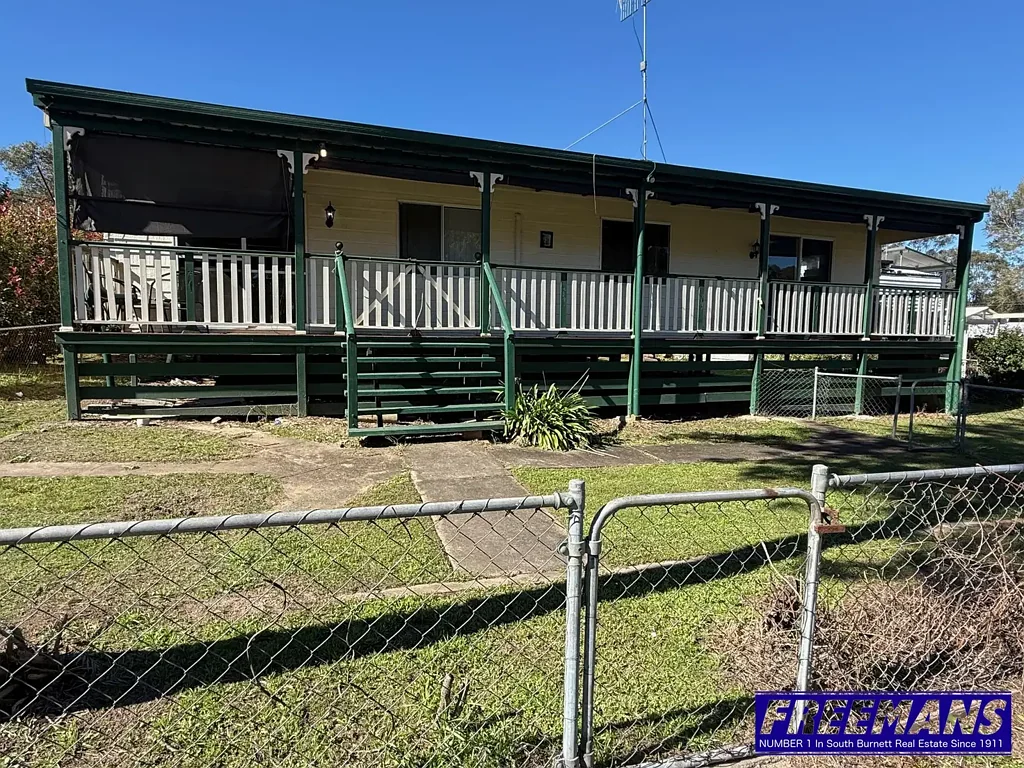Nanango 3房 宽敞三卧住宅 812sqm围栏地块 双街通道便利 耐用Hardiplank外墙 开放式现代生活空间 宽敞遮盖娱乐区 双车库配置 Spacious Family Home with Dual Street Access on 812sqm Block