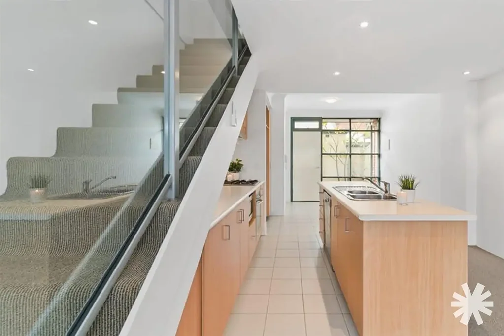 LIGHT AND BRIGHT TOWNHOUSE