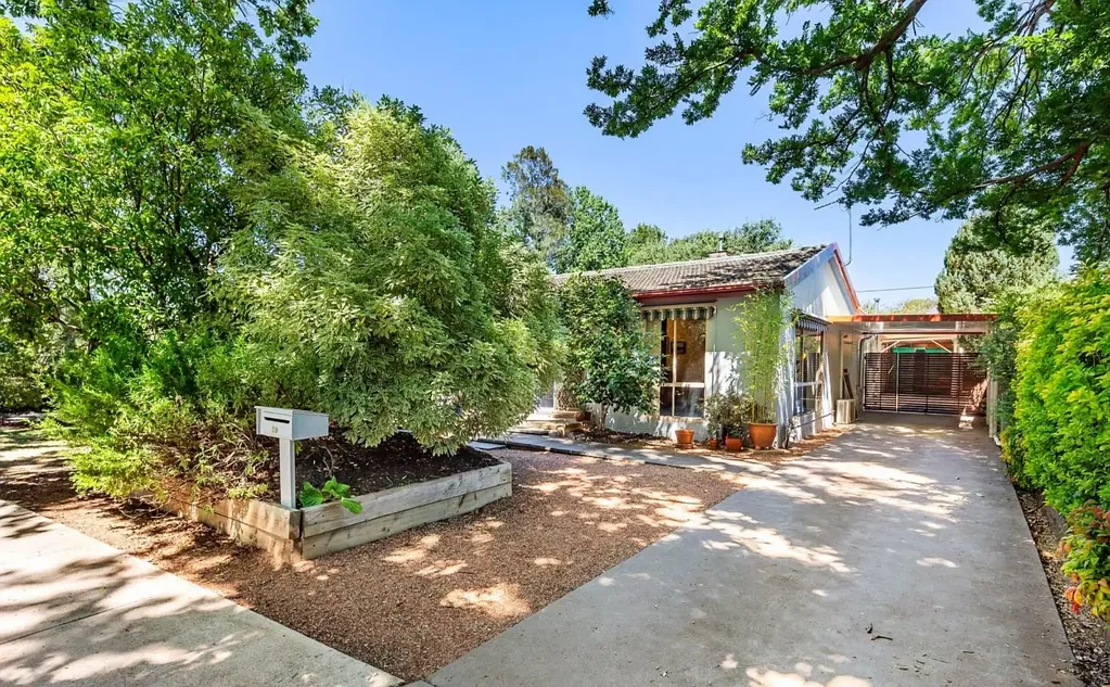 Charming Home in the Heart of Lyneham