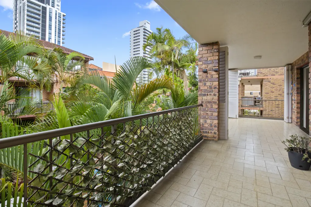 Two Bedroom Apartment - Walking Distance To Beach