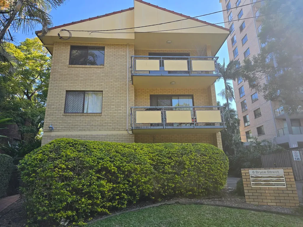 FURNSIHED - SPACIOUS AND QUIET ON GUYATT PARK!