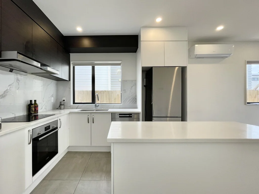 Modern 3 Bedroom Home & Garage