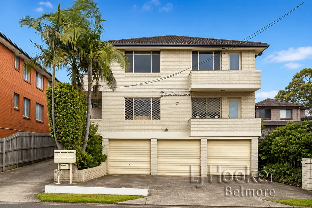 Beautifully Presented Three Bedroom Unit in Convenient Location!