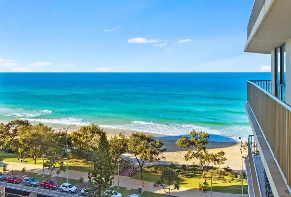 Surfers Paradise 2 Bedroom North facing Renovated Beachfront on Surfers Paradise Esplanade $900 p.w rent